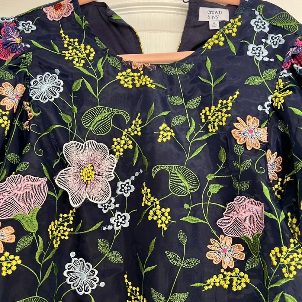 Size M Crown & Ivy Embroidered Appliqué Floral Colorful Navy Puff Sleeved Top - Picture 2 of 4